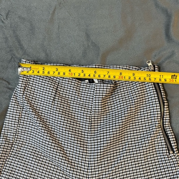 Dynamite Monochrome Check Skinny Pants
#1156 - Picture 3 of 9